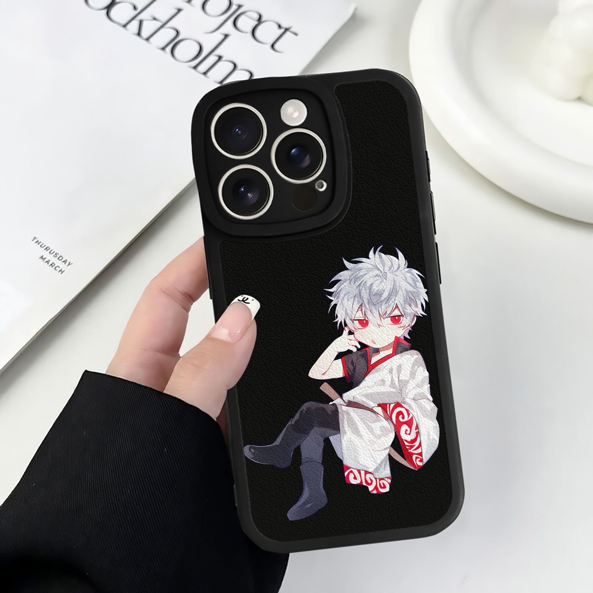 （画像用） ぎんたま 坂田銀時（さかたぎんとき） 神楽 志村新八（しむら しんぱち） GINTAMA Sakata Gintoki Kagura Shimura Shinpachi 【iPhone 16シリーズ対応】シリコンスマホケース（レザー調） 材質：シリコン